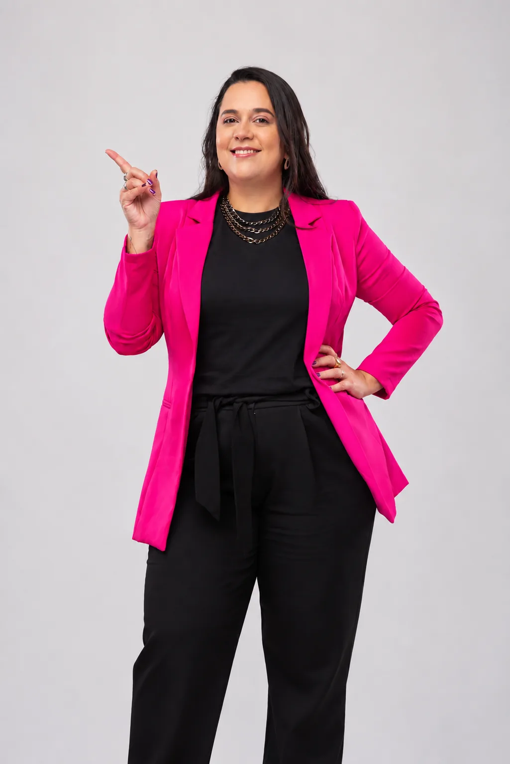 Priscilla Franco apontando para o texto